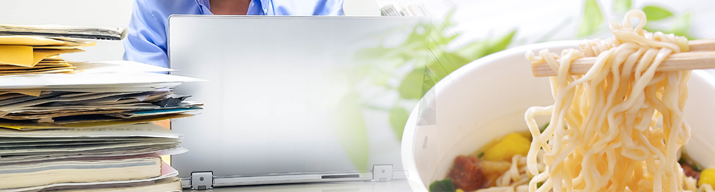 書類・パソコン・仕事場風景・カップラーメンイメージ
