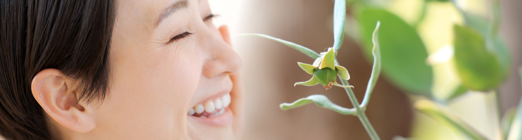 植物性ホホバオイルでお肌いきいきの女性