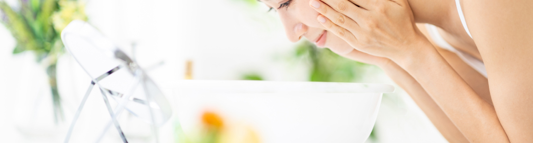 洗顔している女性イメージ