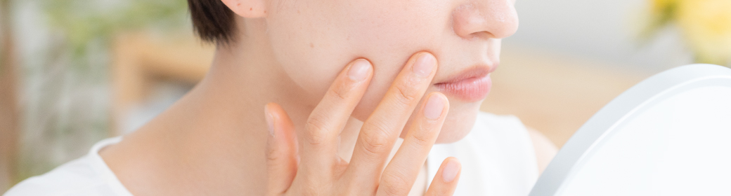 口元を気にする女性