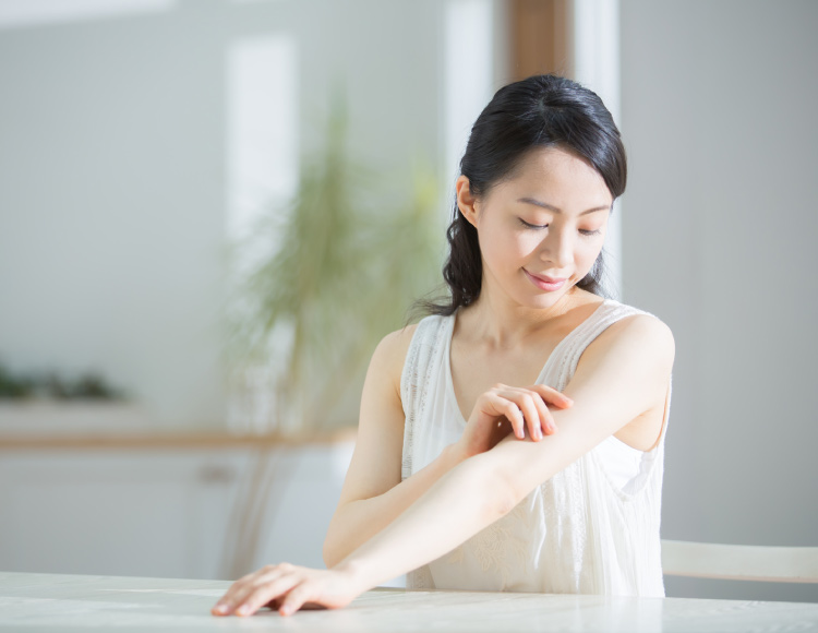 スキンケアをする女性iイメージ