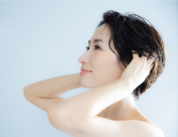 頭皮マッサージする女性