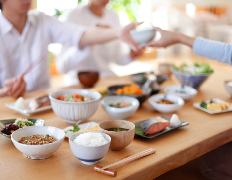 家族団らん食卓イメージ