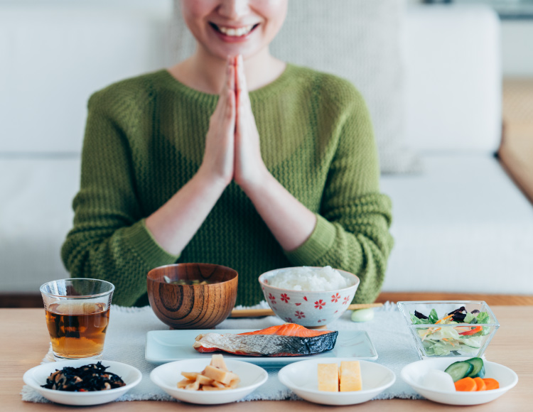 食事をする女性イメージ