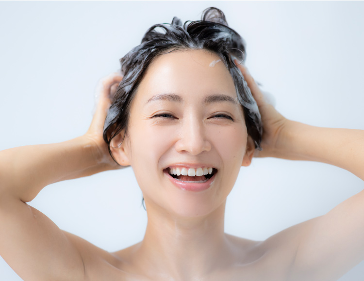シャンプーする女性