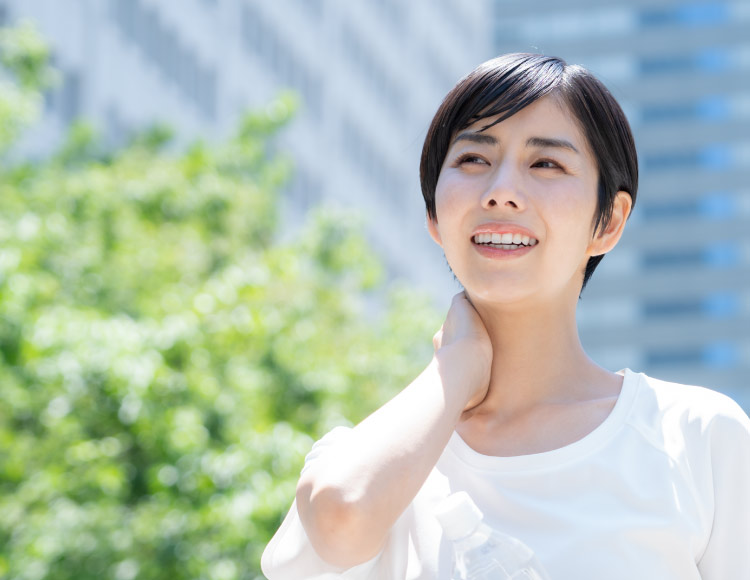 陽射しの下で汗をかいている女性