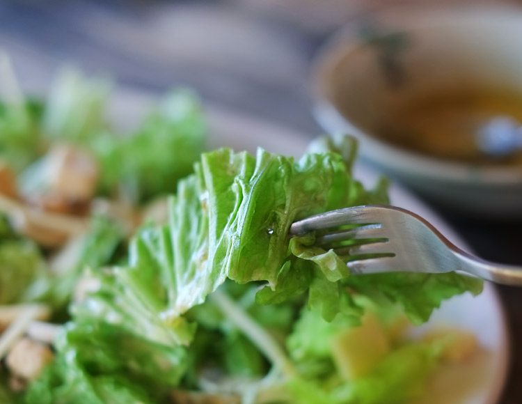 ドレッシングが多くかかったサラダ