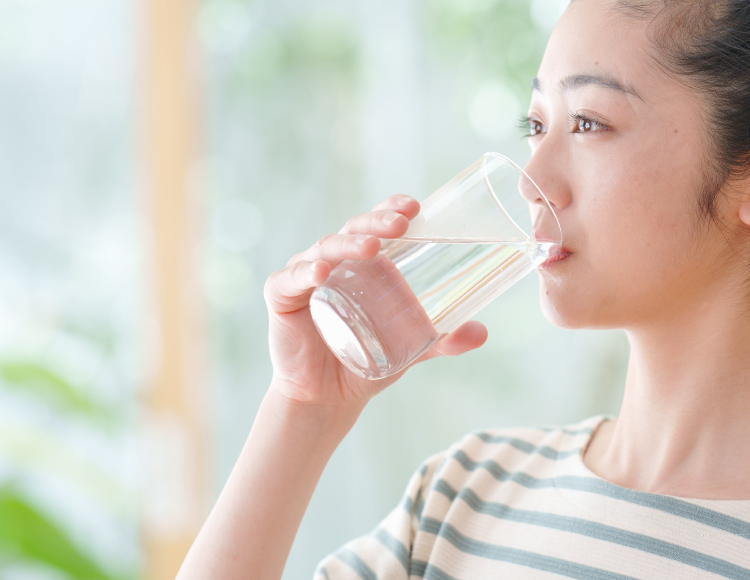 カルシウムサプリメントを飲むイメージ
