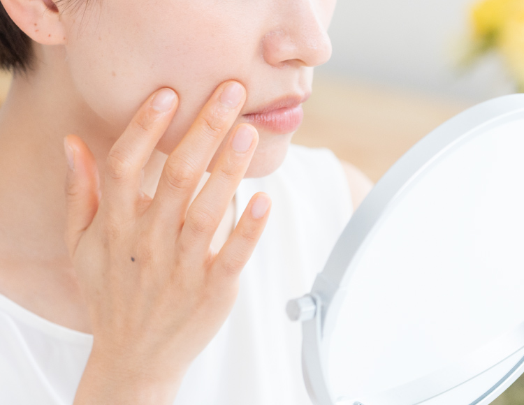 肌を気にする女性