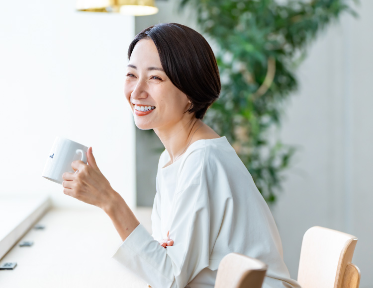 コーヒーを飲んでリラックスする女性